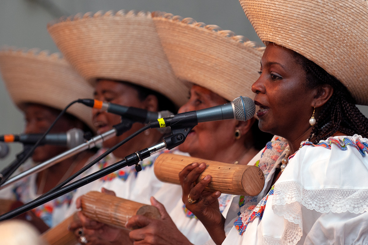 Carlina Andrade, María Juana Angulo, Gladys “Titi” Bazán, and Ana Hernández, miembras de La Red de Cantadoras del Pacífico Sur, cantan y tocan el guasá en el 2009 Smithsonian Folklife Festival.