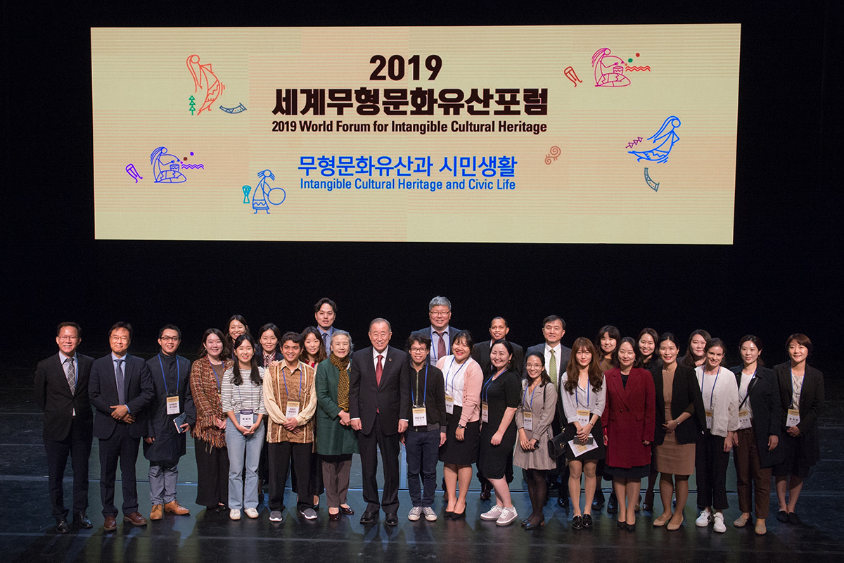 ICHCAP staff at the 2019 ICH World Forum in Jeonju, South Korea, pictured with keynote speaker Ban Ki-moon