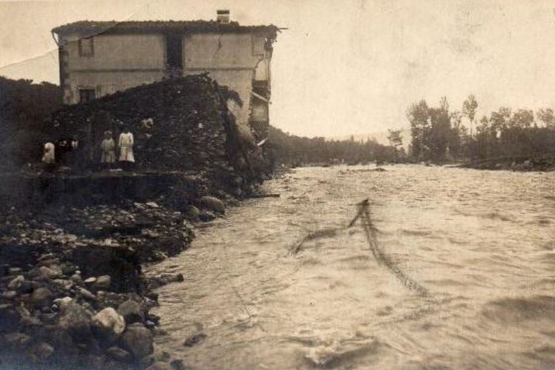 Fotografia antiga del pas del riu Fluvià a Sant Esteve d'en Bas. Foto cortesia de Todocolección