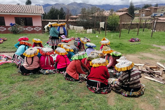 El Hilo Conductor: Mujeres Tejen Legados en los Andes Peruanos